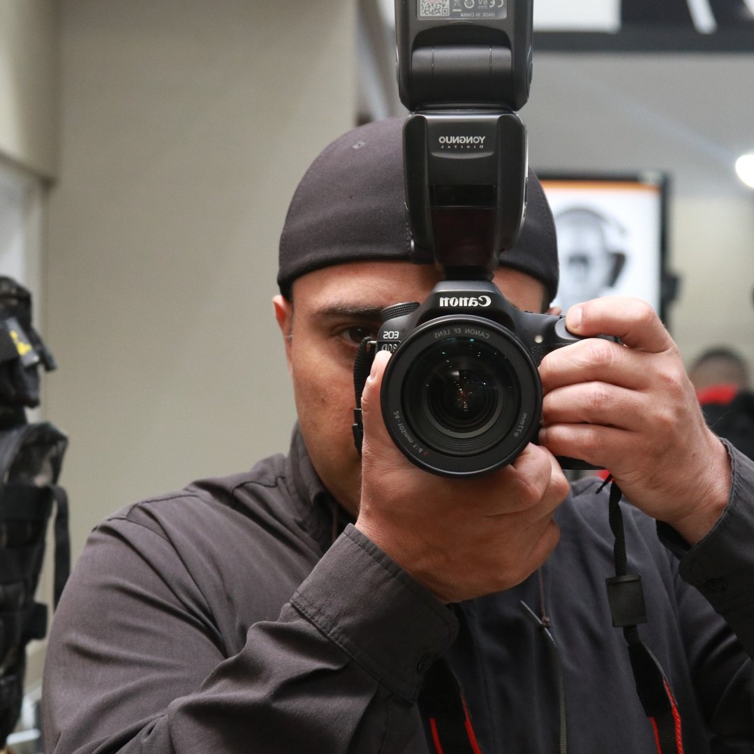 Fabricio Rubez fotografando com uma câmera Canon