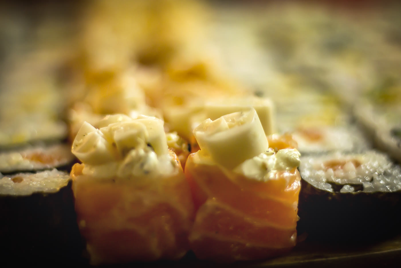 Sushis com salmão e cream cheese em close