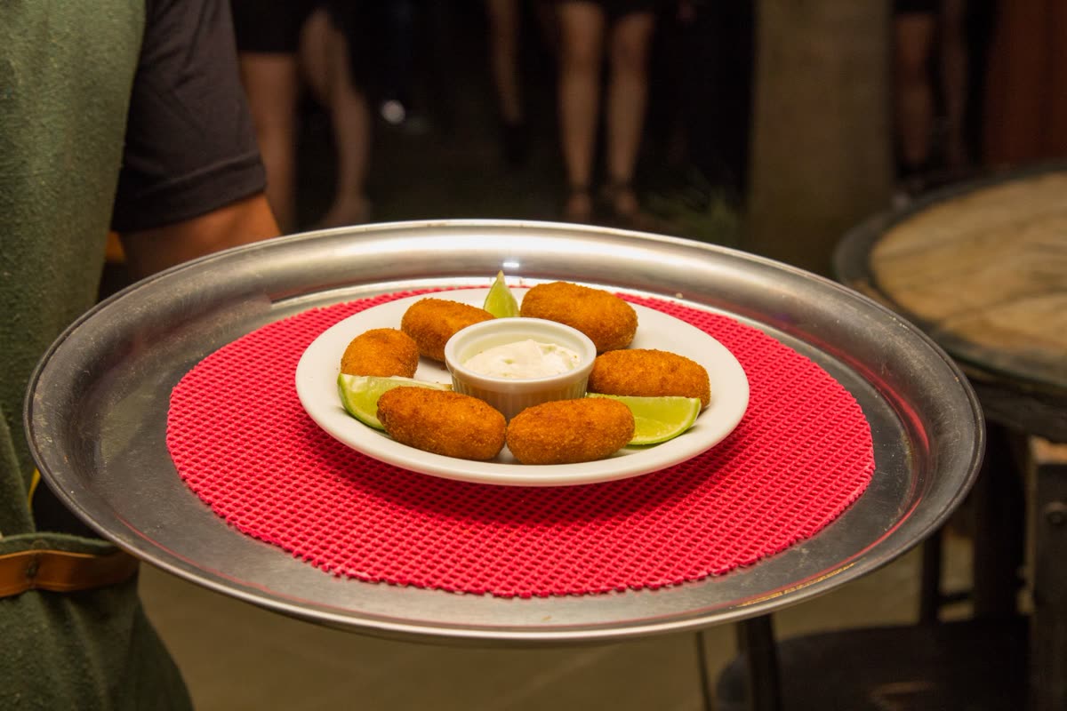 Porção de croquetes servida no Manguetown Music Bar