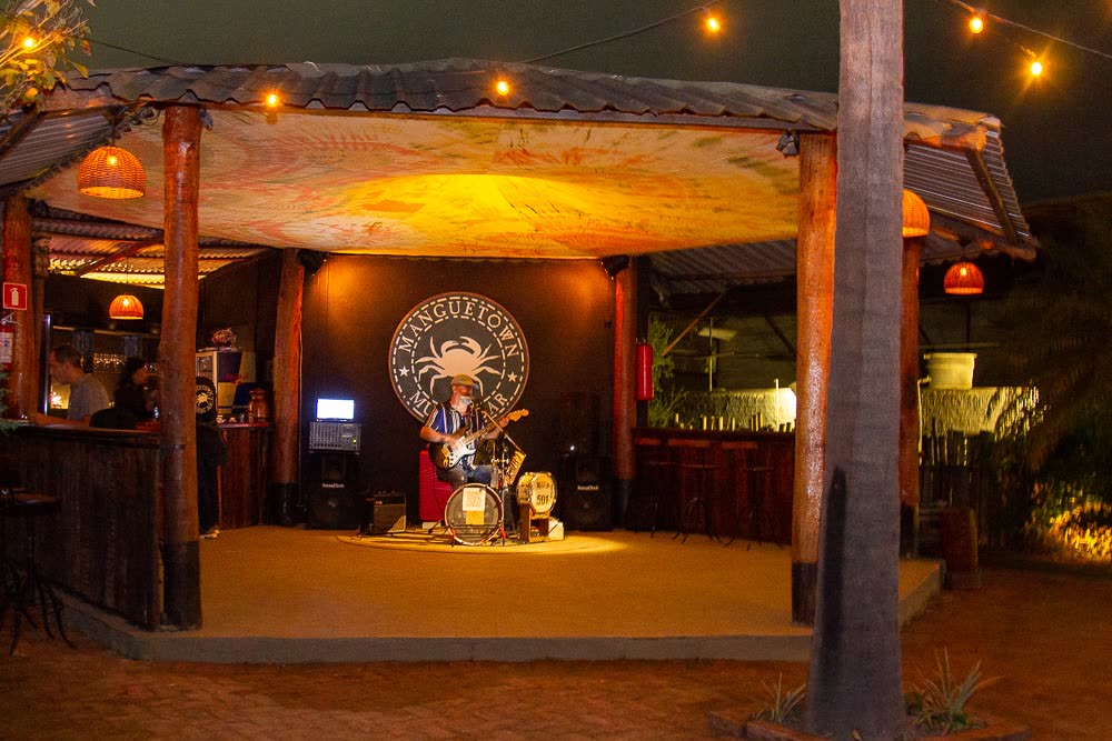 Palco do Manguetown Music Bar iluminado à noite